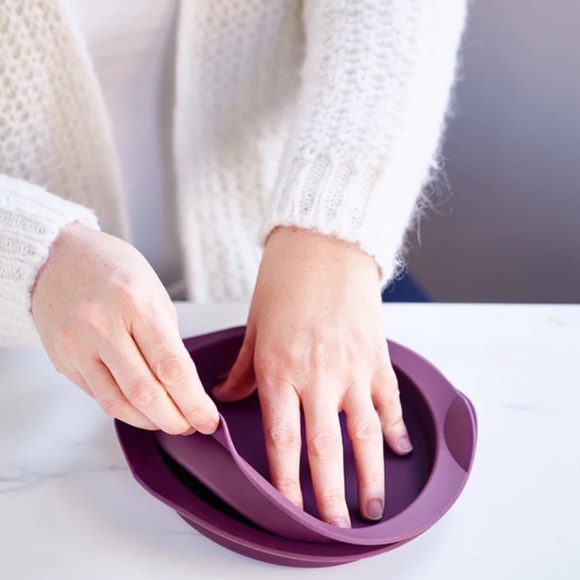 New Tupperware small silicone cake (2) - Picture 2 of 3